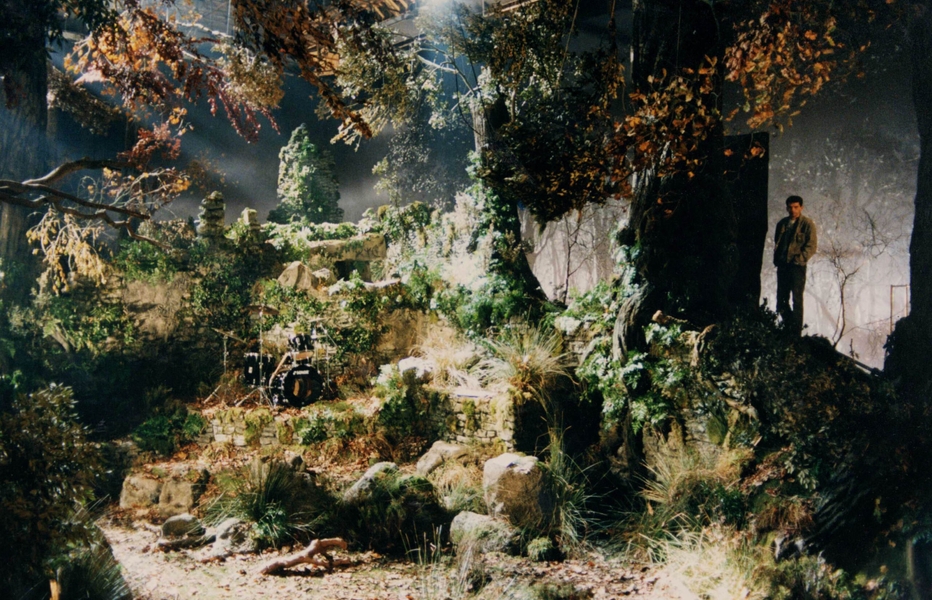 Paul Mcartney – ‘Hope of Deliverance’ – Music video  1993. Studio set: ‘Forest’.