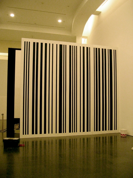 ‘Haagen-Dazs’ TV Advert  2004. Location: MACBA – Barcelona modern art museum.
Painted Barcode graphic.